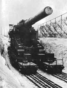 Немецкая артиллерия Второй Мировой войны. Пушка Дора на боевой позиции.